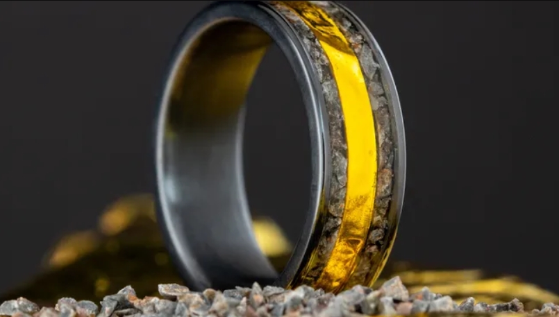 В США створили унікальну обручку з фрагментів космічного корабля "Аполлон-11" та місячного метеорита