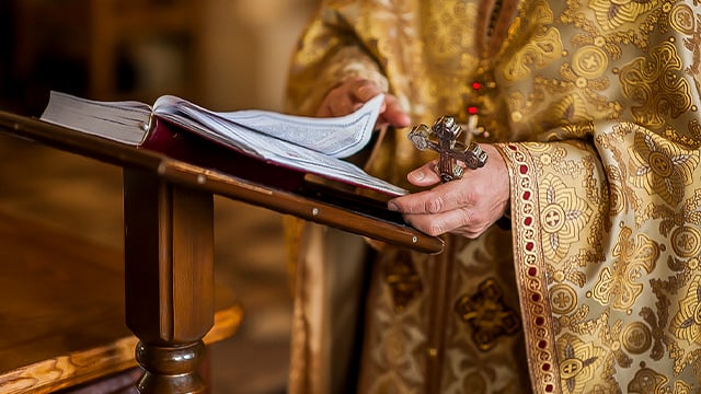 Уряд дозволив бронювати всіх священнослужителів, а релігійні організації відніс до критично важливих