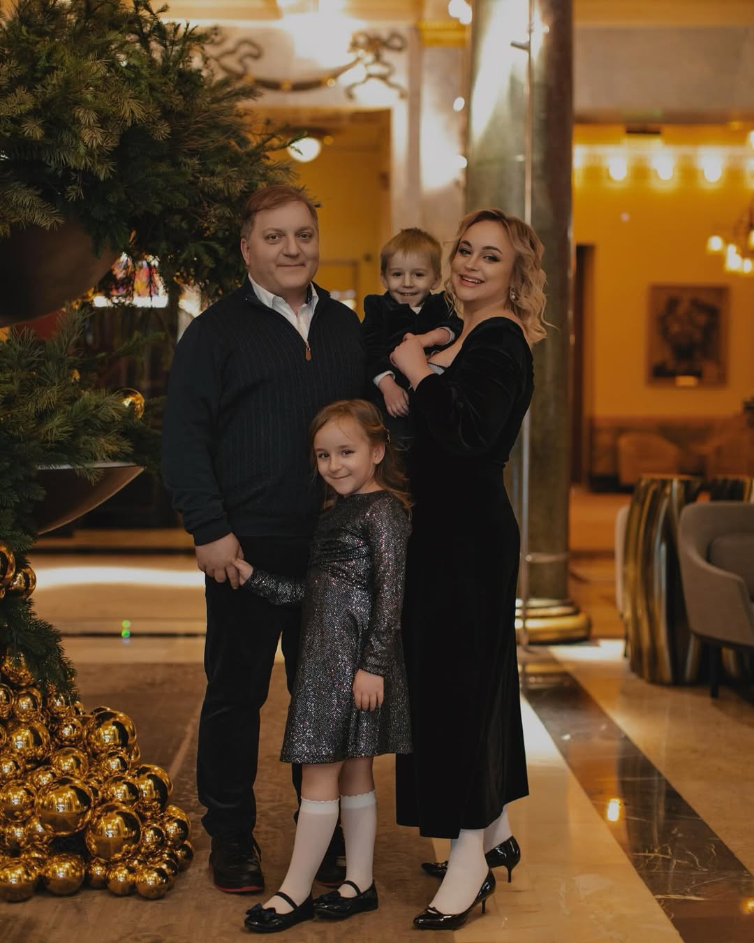 Нардеп-утікач Олег Волошин із родиною "засвітився" у білоруському "замку" (фото)