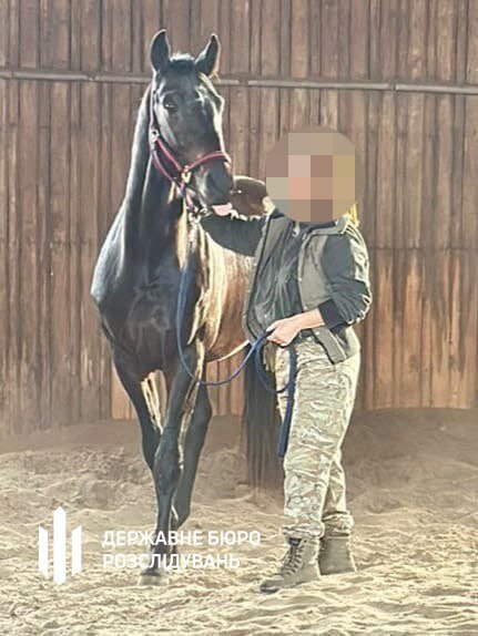 Екскомбриг ТРО виплатив своїй дружині понад 900 тис. грн за фіктивну участь у бойових діях: ДБР оголосило підозру