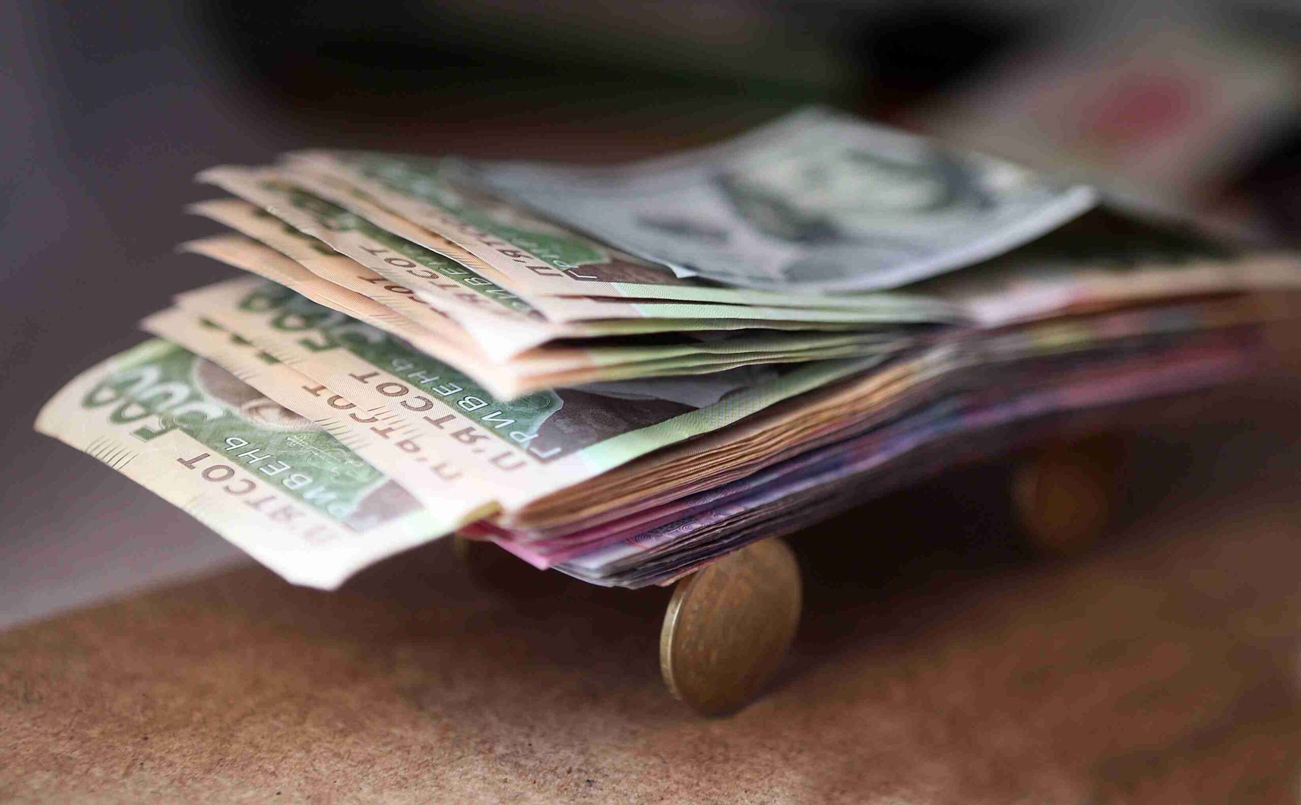 Правительство продлило выплаты 6500 гривен для малообеспеченных и ВПЛ