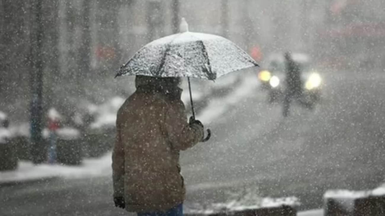 Мокрий сніг та дощ: прогноз погоди на 24 січня в Україні