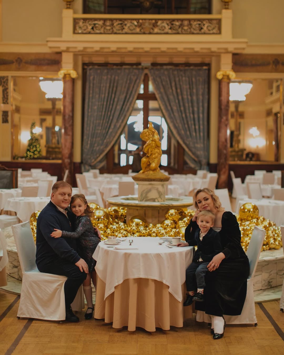 Нардеп-утікач Олег Волошин із родиною "засвітився" у білоруському "замку" (фото)