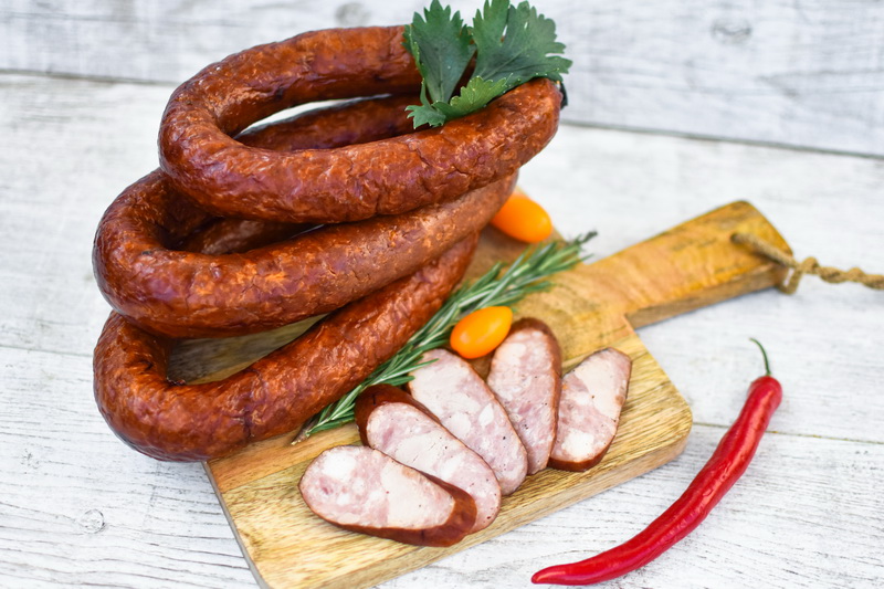 Простые рецепты вкусности: готовим домашнюю колбасу