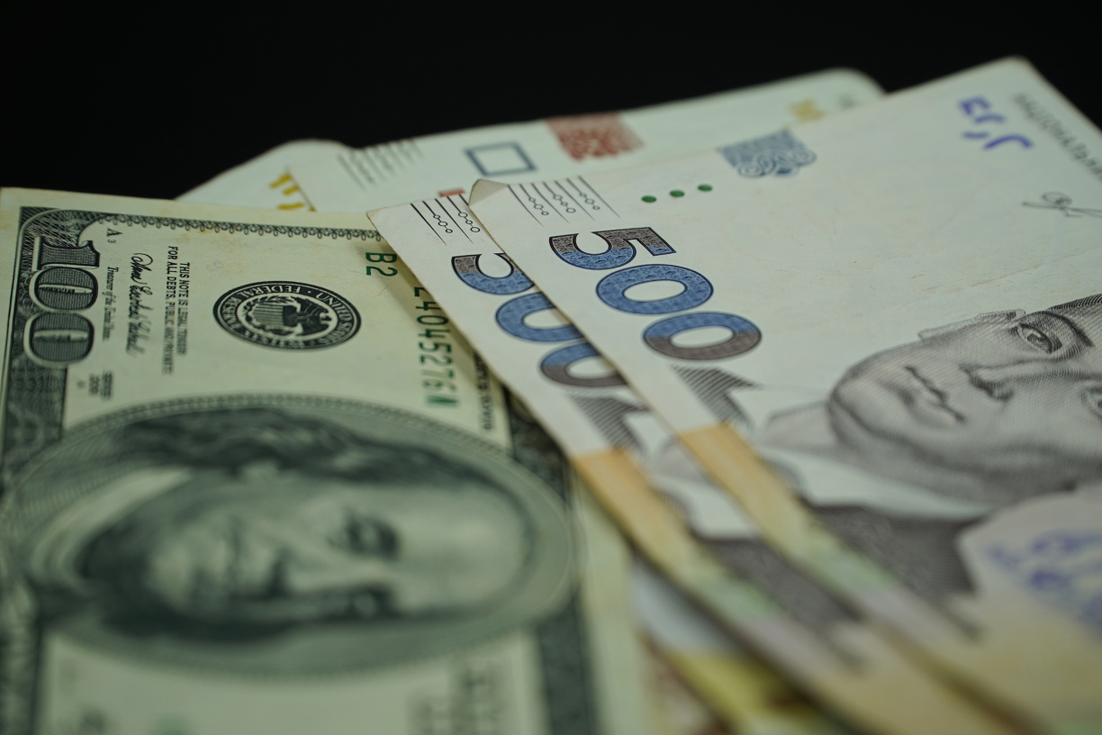 Гривня тримається міцно: курс валют на 13 січня