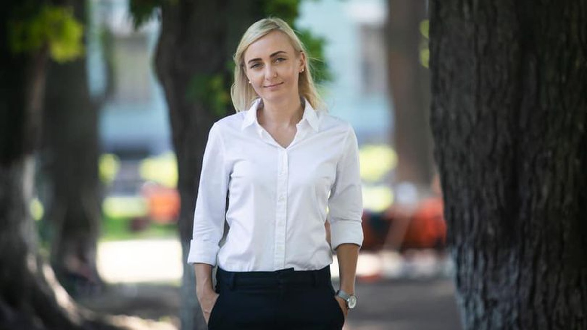 Нардепка Олександра Устінова опинилася в центрі скандалу через дорогу прикрасу: заявила, що це підробка