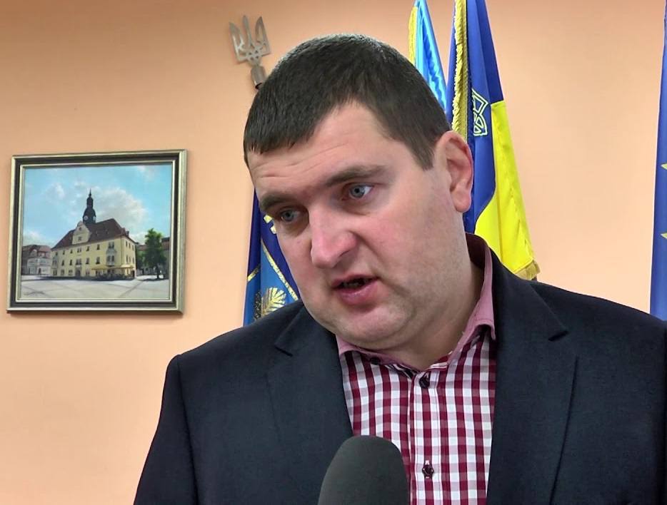 Серед ухилянтів, яких вивіз за кордон мер Ірпеня Маркушин, знайшли його кума Сергія Росстального, який отримав понад півмільярда грн з місцевих бюджетів та від Уряду Литви