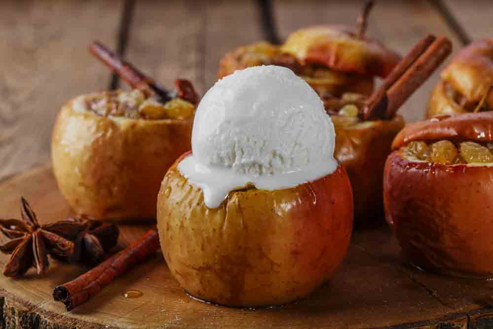 Прості рецепти смакоти: запечені яблука в духовці з медом і горіхами