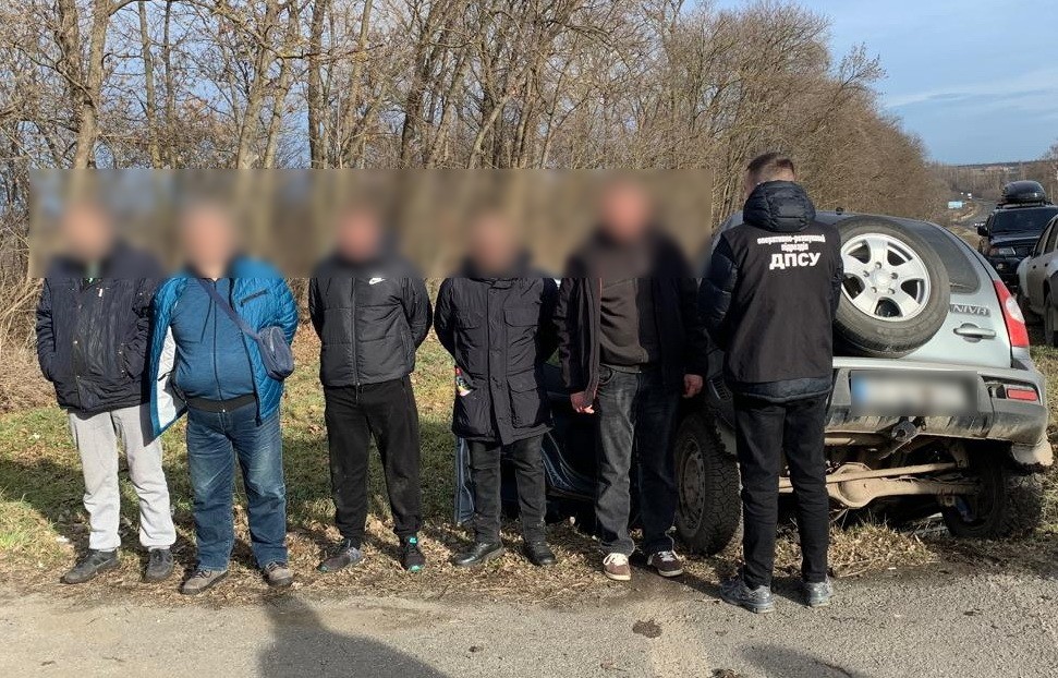 На кордоні з Молдовою перекинулася автівка з ухилянтами: водій намагався втекти від прикордонників