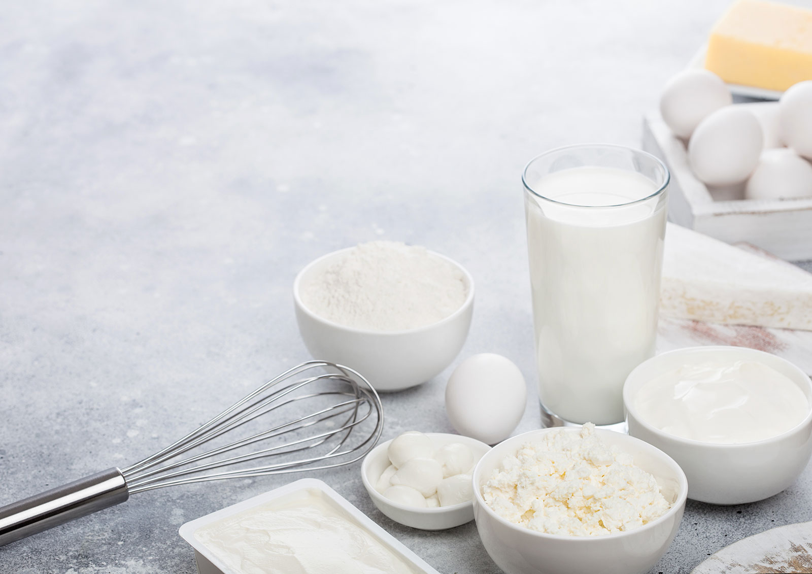 Подмешивают соду, азот и мочевину: эксперты рассказали, что можно найти в молочке, купленной на рынках