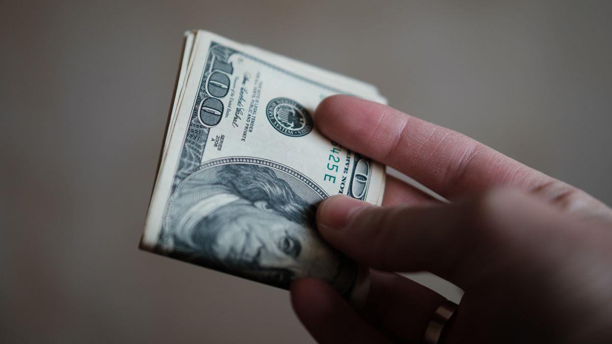 Гривня продовжує падати: курс валют на 21 лютого