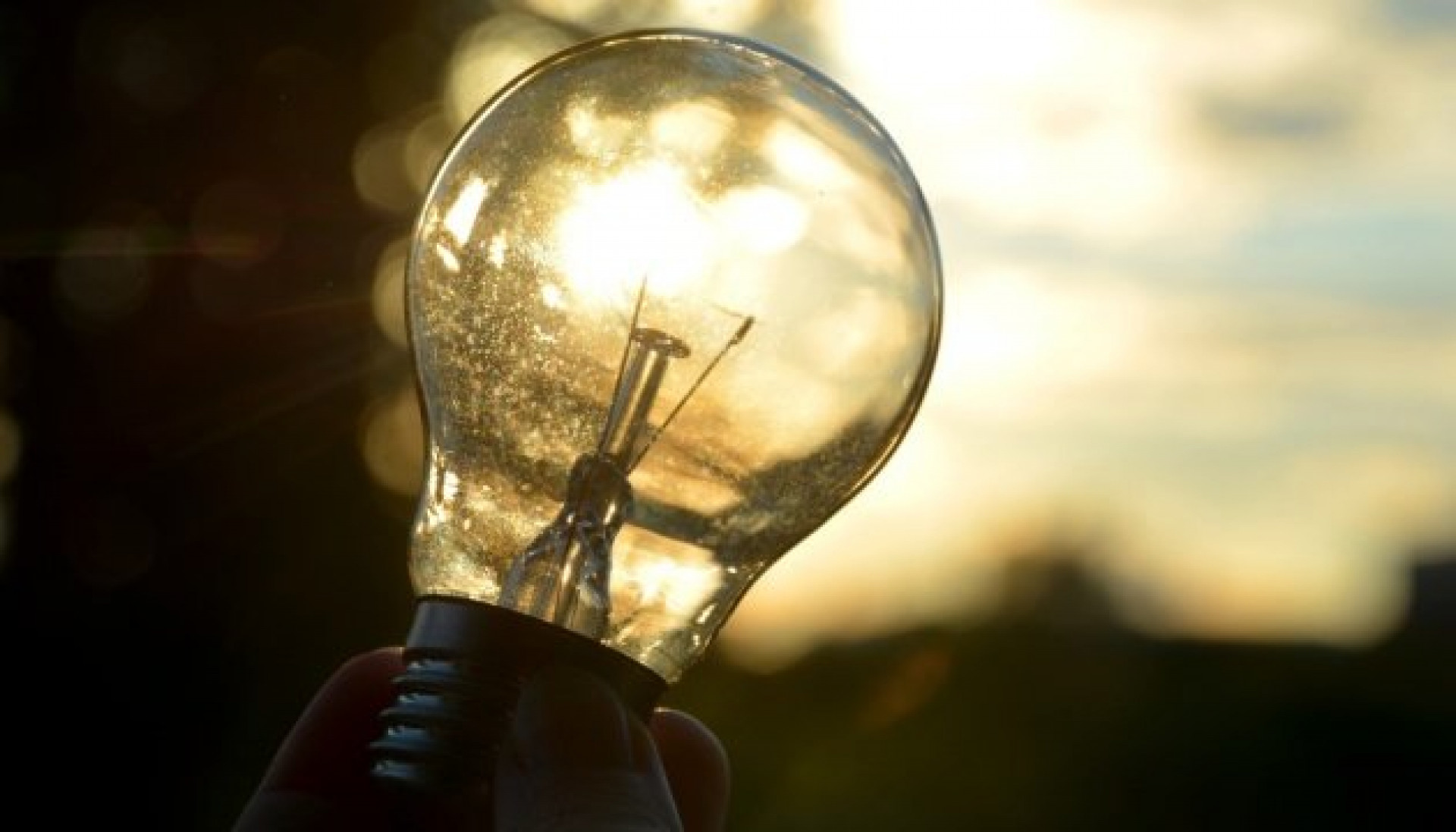 Масована атака РФ: у семи областях України запроваджено аварійні відключення світла