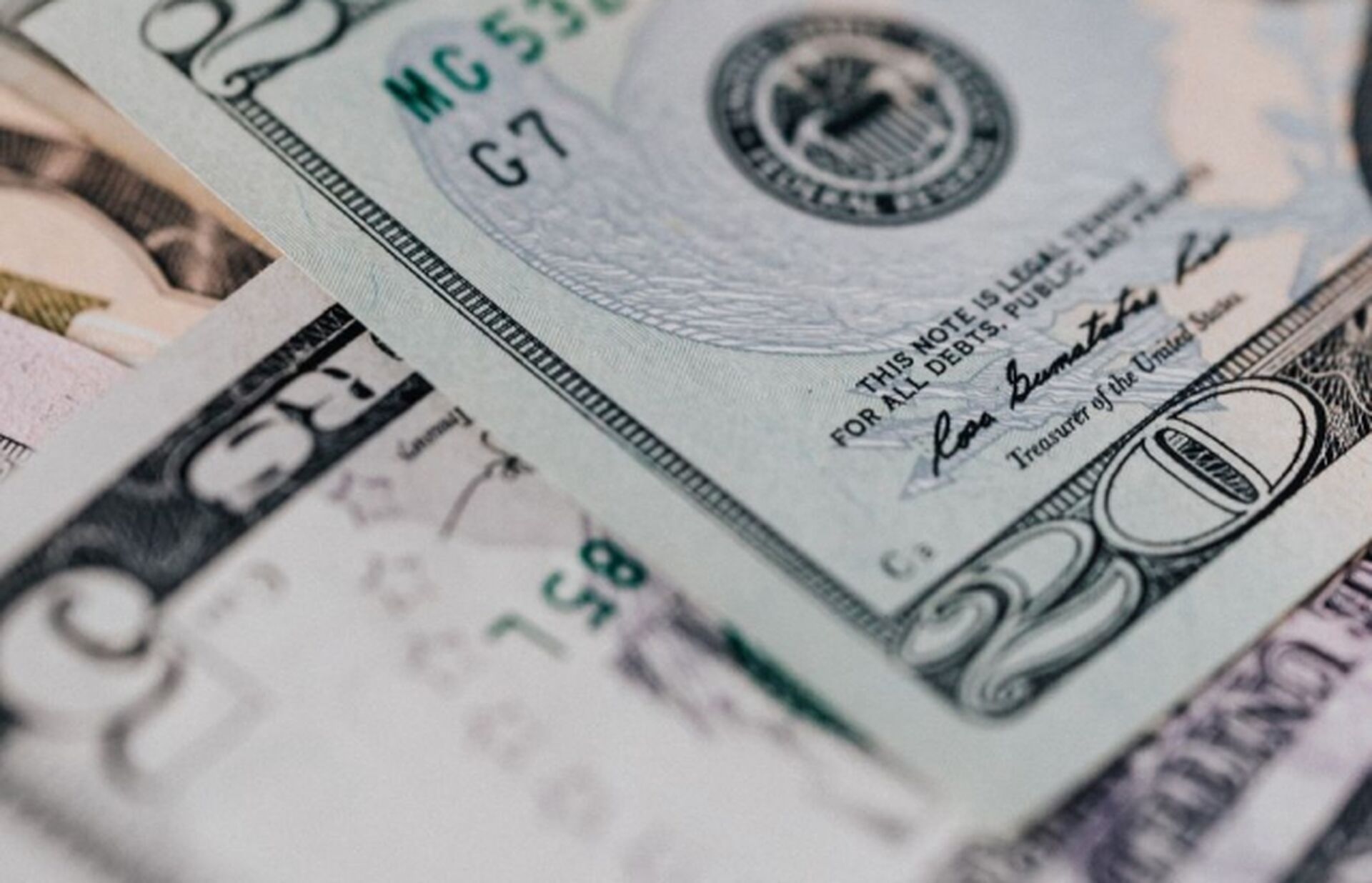 Гривня зміцнилась відносно долара: курс валют на 6 лютого