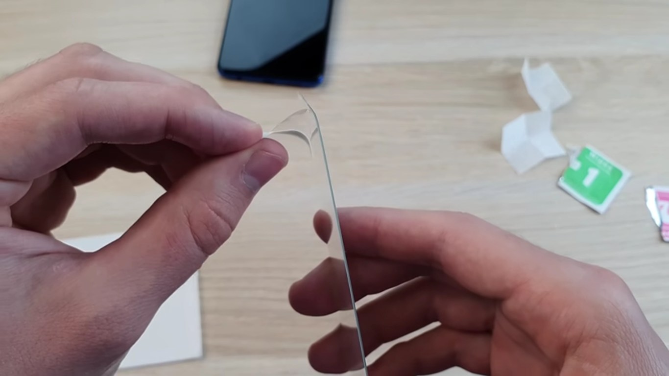 Як поклеїти захисне скло на телефон вдома: покрокова інструкція
