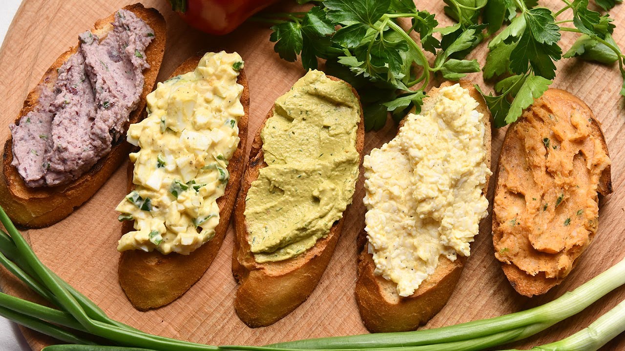 Простые рецепты творожных намазок на бутерброды для быстрого и питательного завтрака