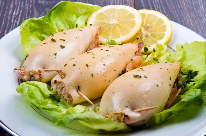 Прості рецепти смакоти: кальмари, фаршировані грибами