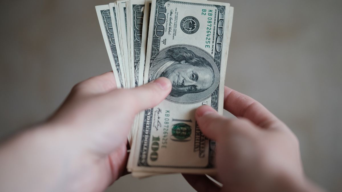 Гривня міцнішає відносно долара: курс валют на 1 квітня