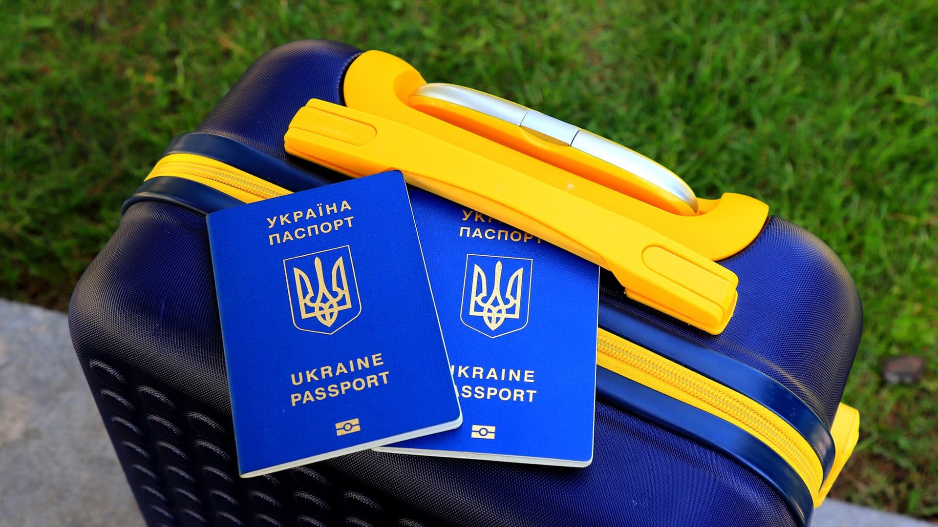 Кабмін розширив перелік українців призовного віку, які можуть виїхати за кордон