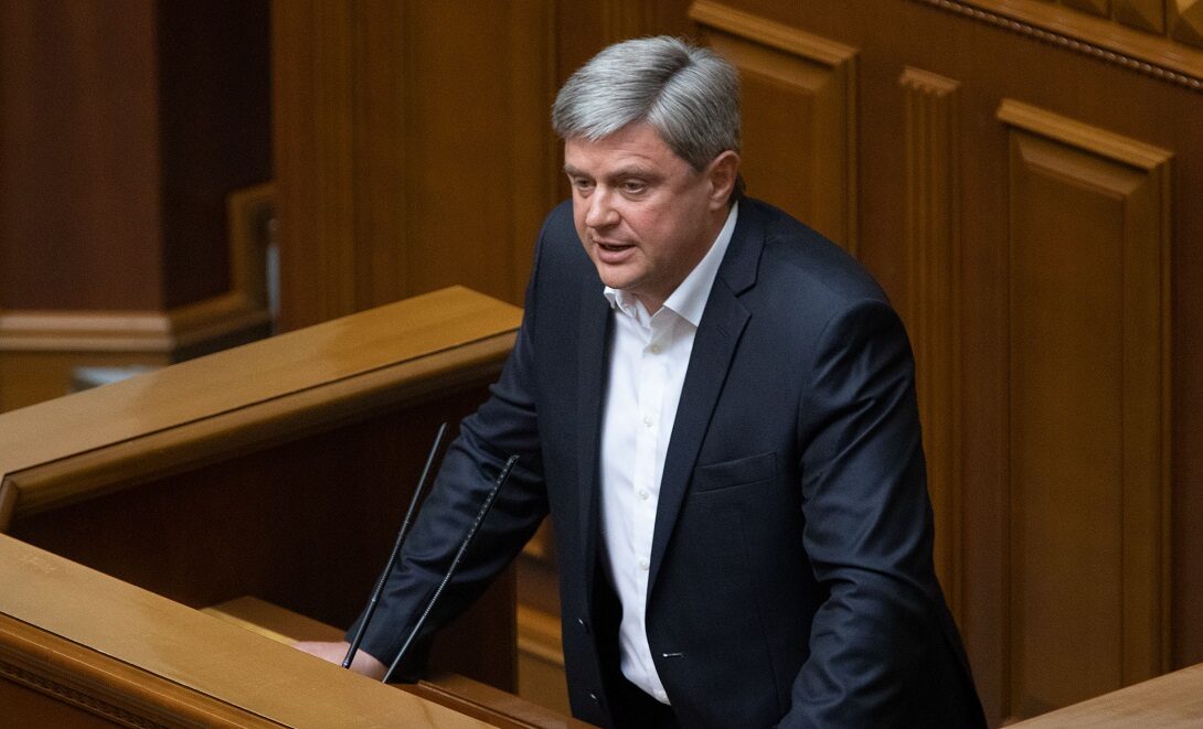 Нардеп Олександр Качний приховує статки: нерухомість та елітні авто оформлені на дружину