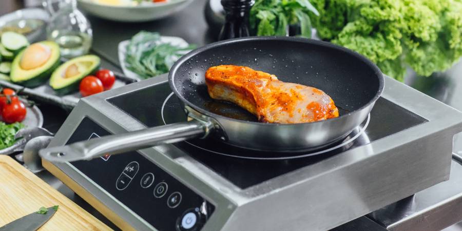 Як правильно мити індукційну плиту: покрокова інструкція