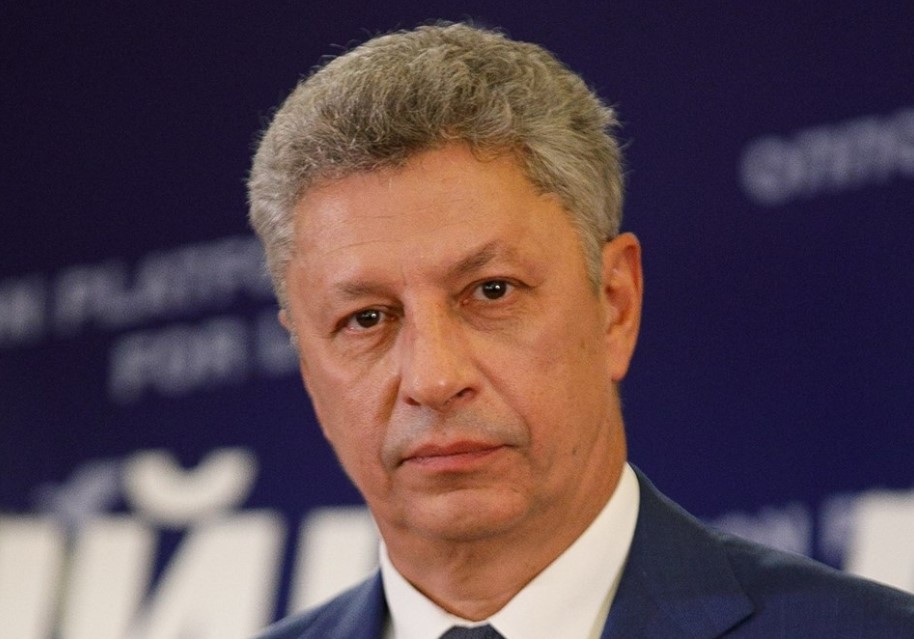 Привітав жінок російською під "Шербурзькі парасольки": нардеп Бойко виклав чергове відео, де він грає на роялі