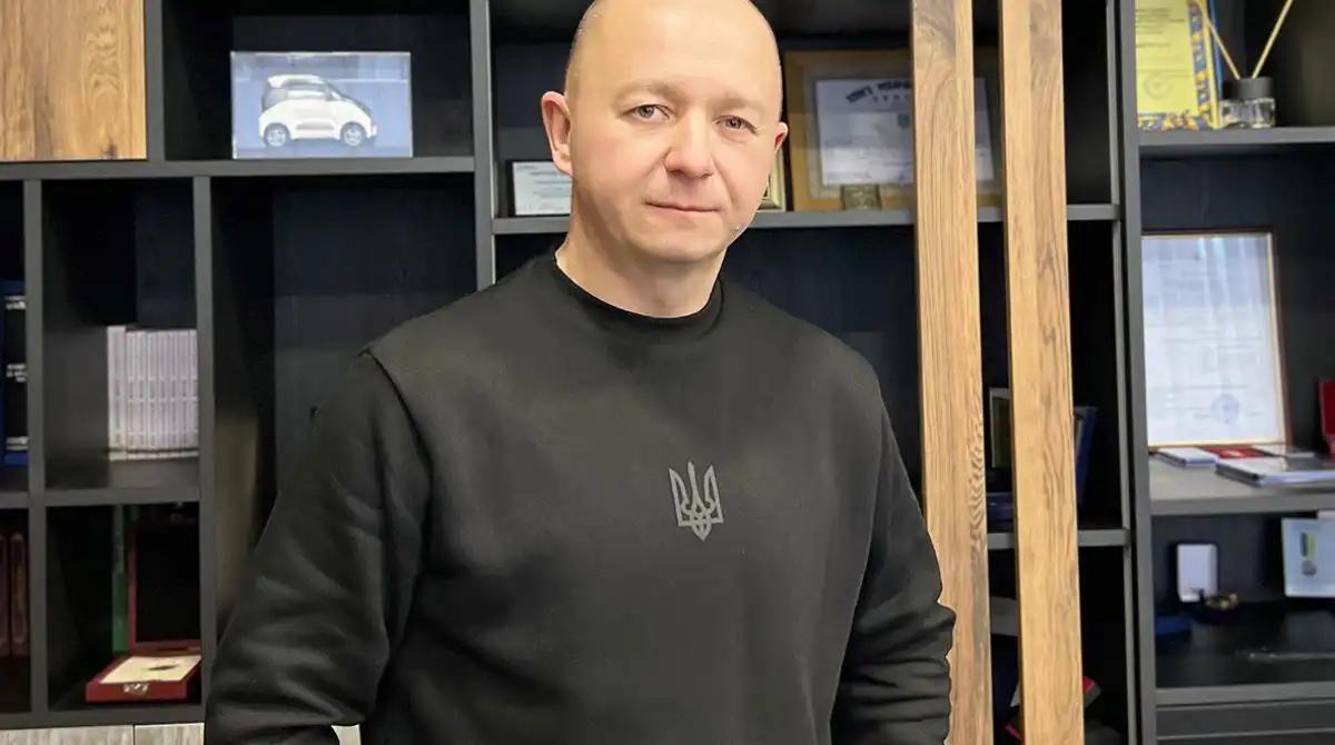 Жена проректора Государственного налогового университета владеет наличными свыше 150 тыс. долларов, а ее муж получил более миллиона гривен зарплаты