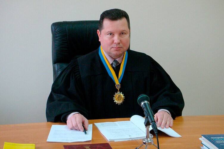 Суддю Павла Доброва, викритого на хабарі, звільнили: ВРП позбавила його посади та виплат