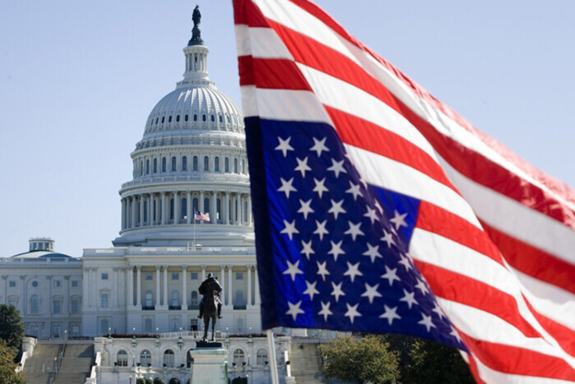 Сенатори-демократи в центрі скандалу через підтримку бюджету США