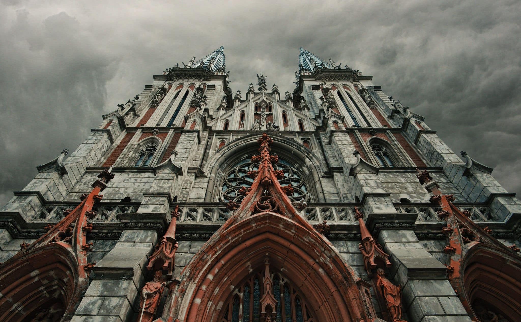 Костел Святого Николая после обстрела: три месяца без окон и никакого ремонта