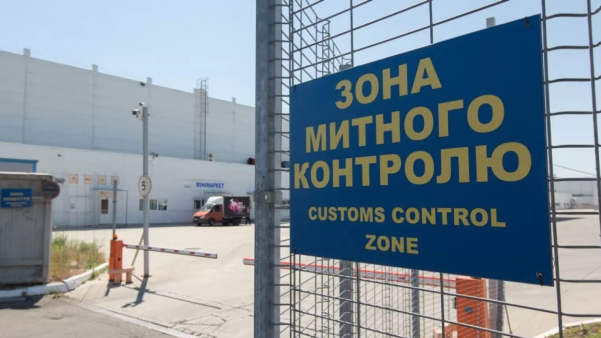 Заступник начальника Закарпатської митниці Володимир Козюберда користується люксовими авто та нерухомістю безкоштовно