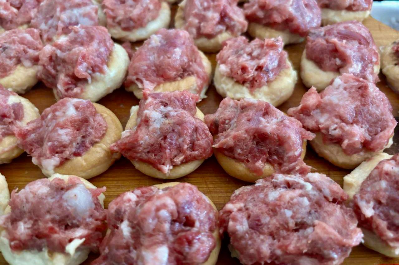 Прості рецепти смакоти: бублики з фаршем на сковороді