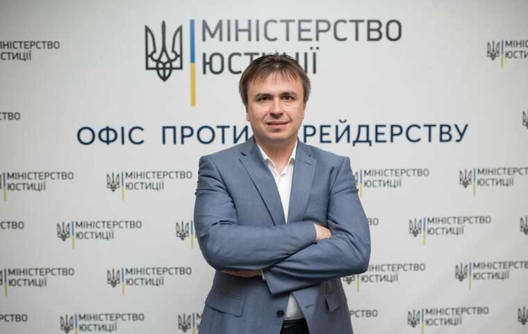 Фиктивный волонтер: экс-чиновник Минюста Дмитрий Кирилюк вместо помощи ВСУ выезжал за границу греться на пляжах