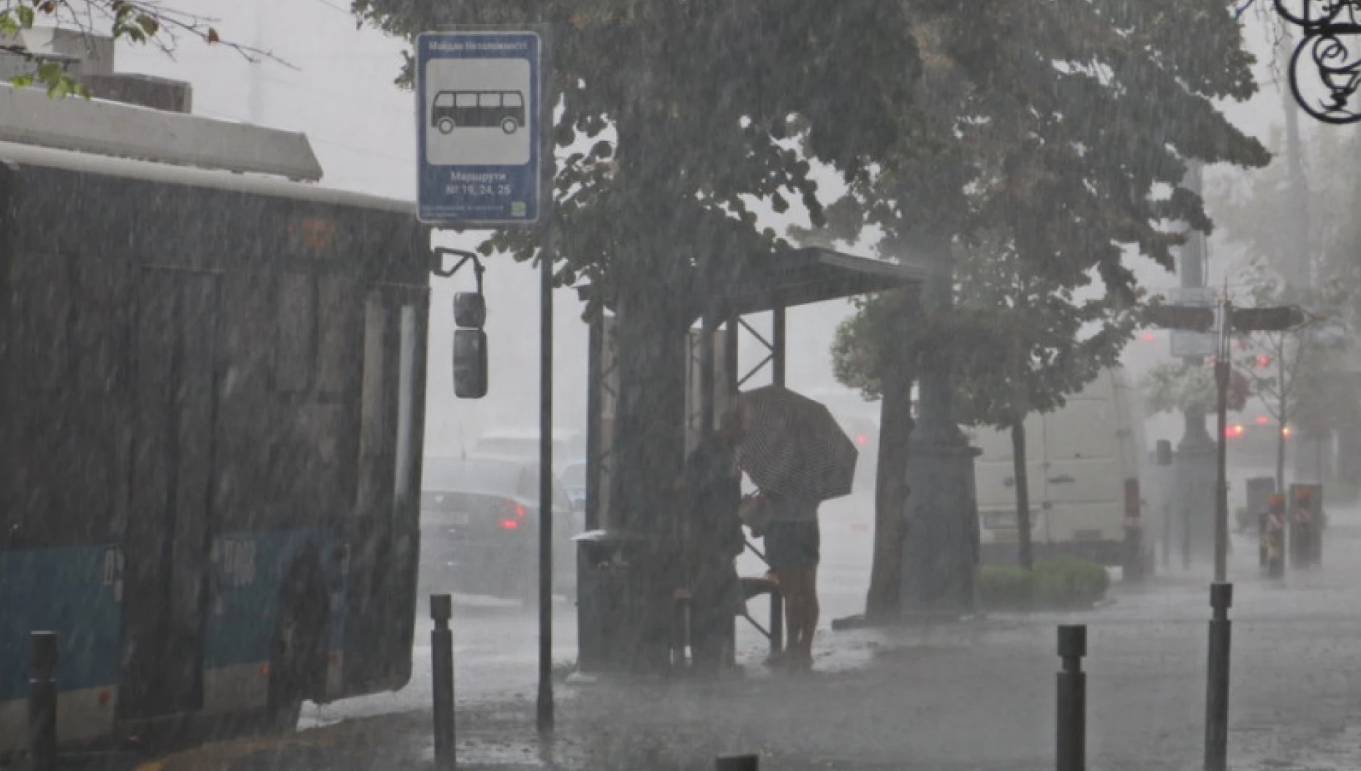 Украинцев ожидает неустойчивая погода: синоптики предупреждают о дождях, туманах и сильном ветре