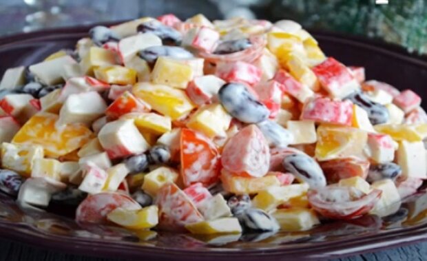 Простые рецепты вкусности: острый крабовый салат с фасолью и помидором
