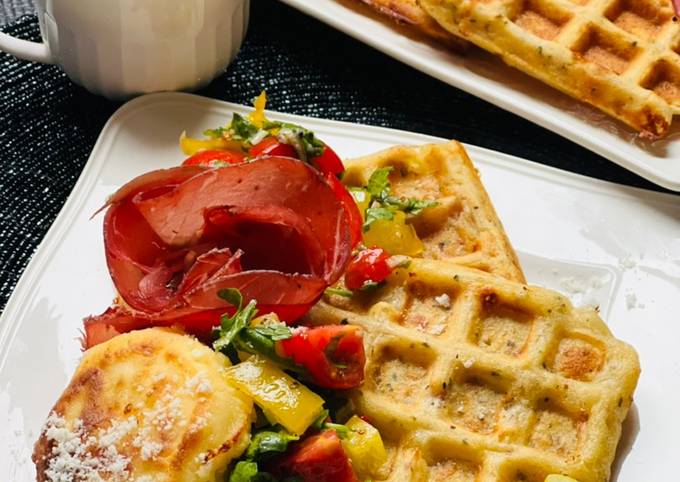 Прості рецепти смакоти: сирні вафлі з ковбасою