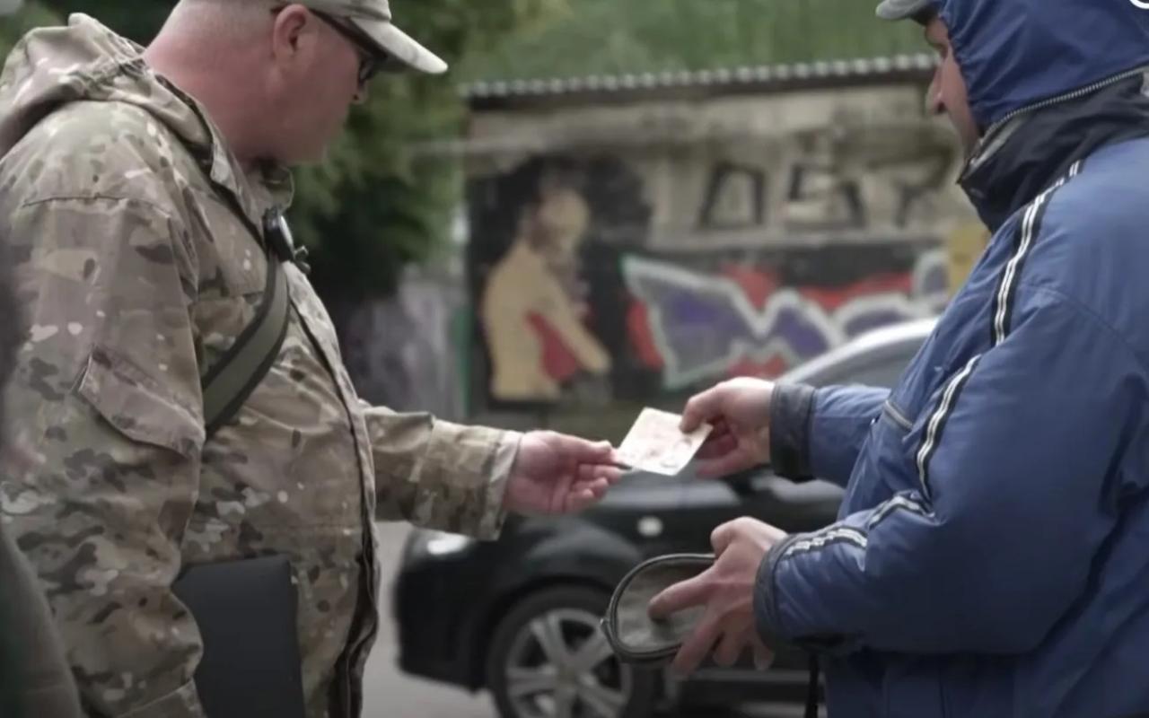 Штрафы и обязательное постановление на учет: что ждет 17-летних украинцев, не выполняющих требования закона