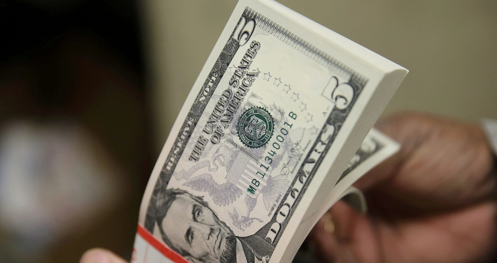 Гривня міцнішає: курс валют на 18 березня