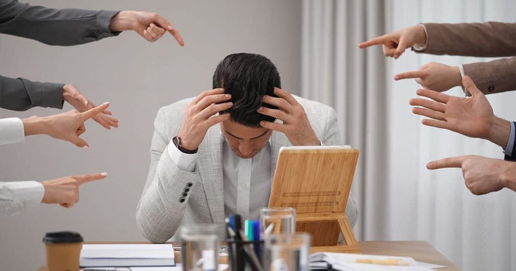 Травля на работе: Рада разрешила проверки и штрафы до 3400 грн для работодателей