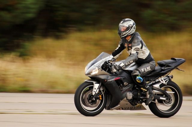 Водителям мотоциклов и мопедов разрешили двигаться по полосам для общественного транспорта