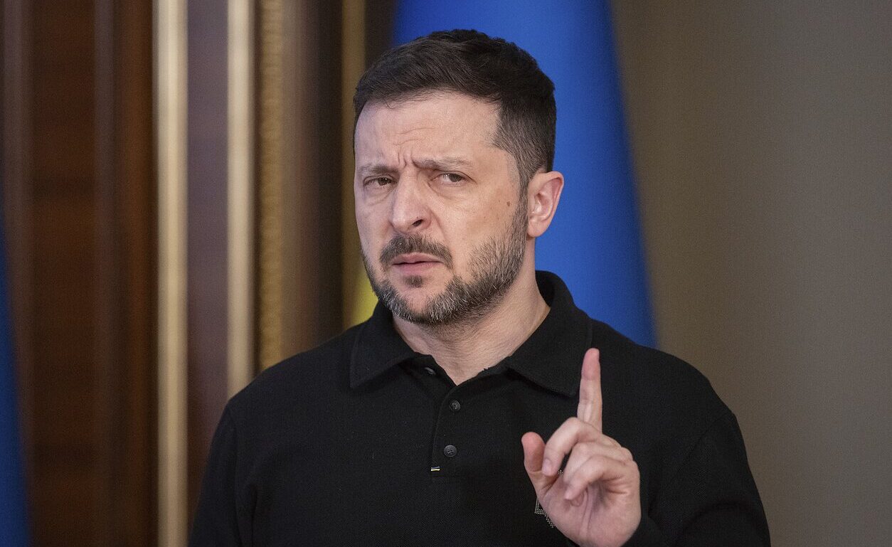 Зеленський вимагає негайного припинення вогню: "Життя важливіше за паради"