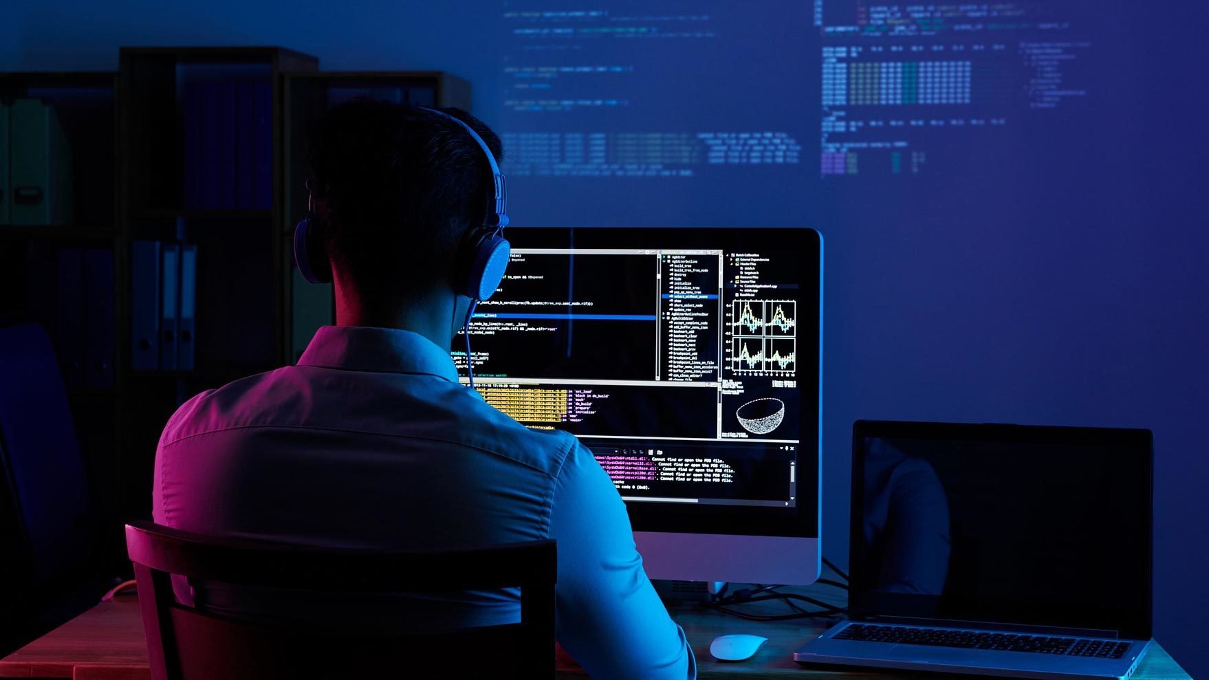 Скільки заробляють українські IT-фахівці в Україні та за кордоном: статистика зарплат 2025