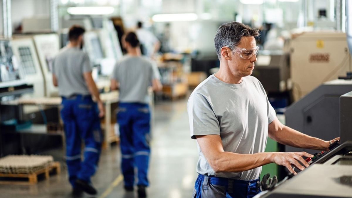 Кадровий дефіцит в Україні: яких працівників критично не вистачає і кому готові платити більше