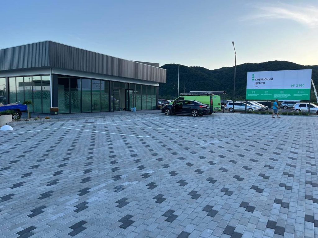 Безработная жена, миллионы наличными: как живет начальник сервисного центра МВД в Закарпатье Роман Глушман