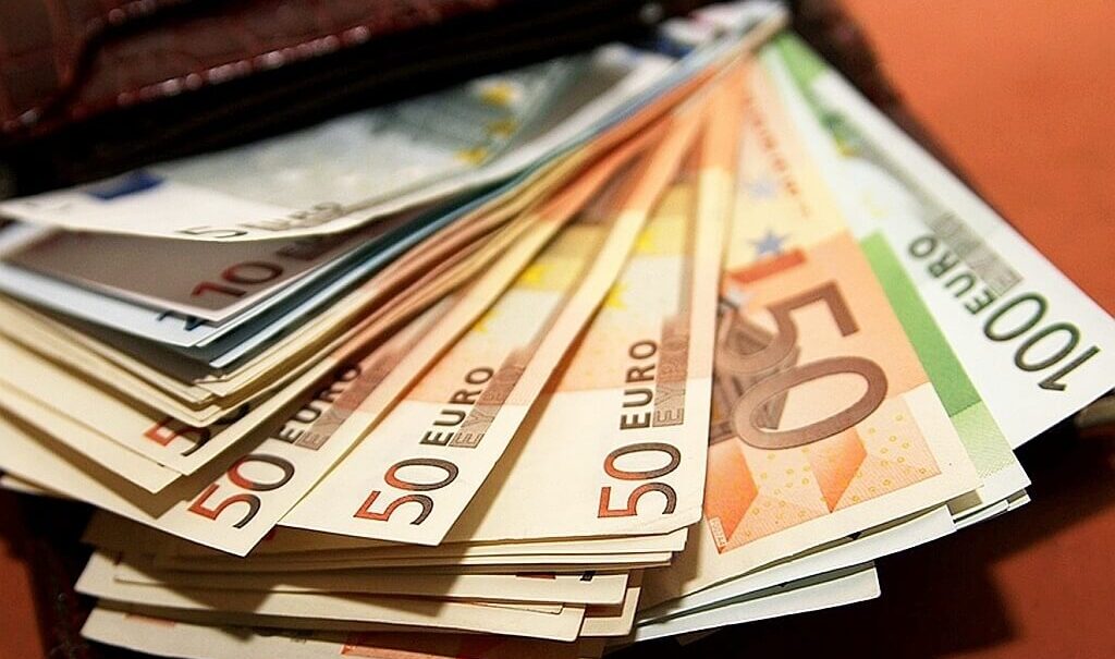 Євро встановлює нові рекорди: курс валют на 22 квітня