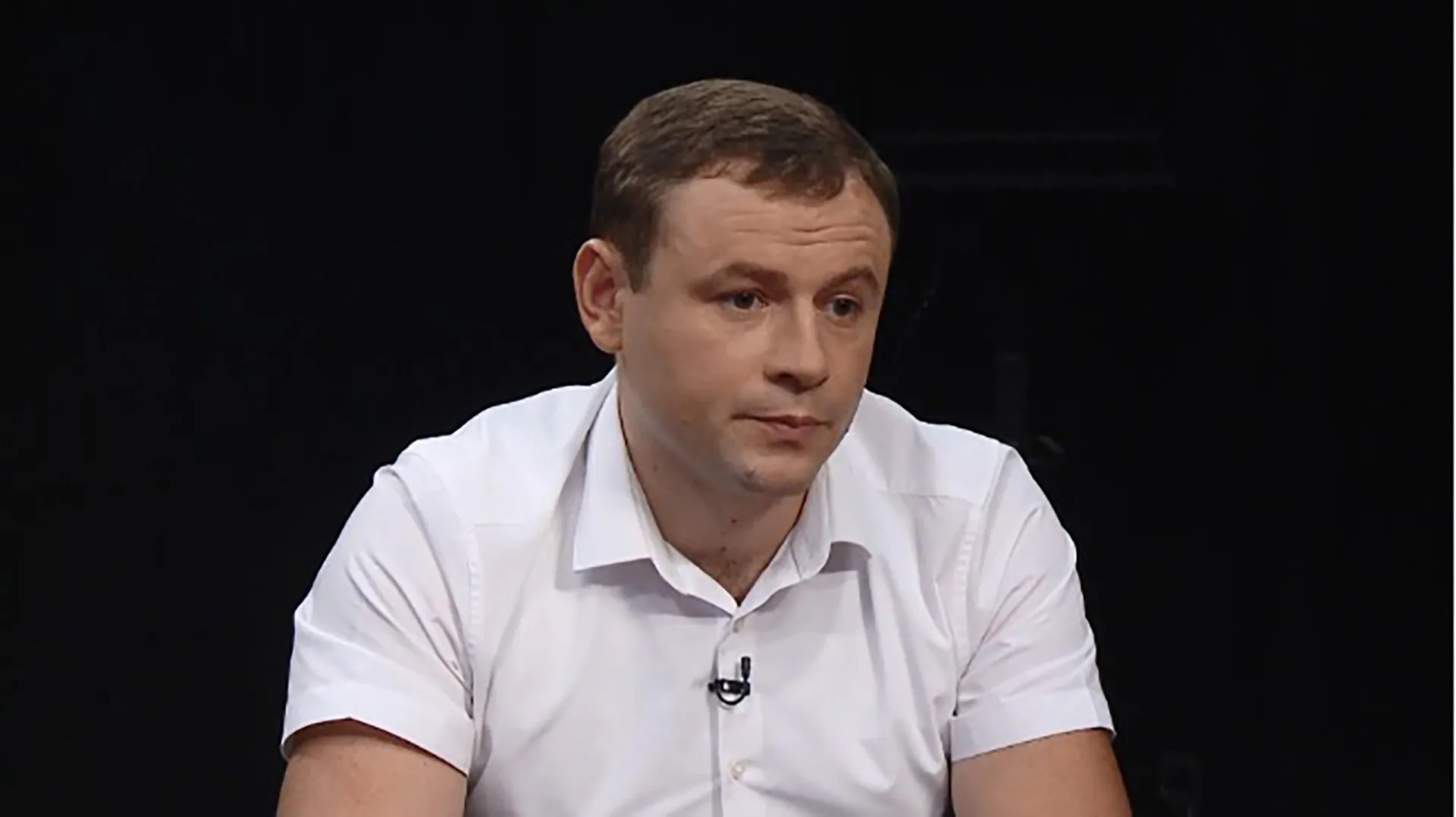 Детектив НАБУ Романюк нахапався елітних автівок і нерухомості та відмазує брата-хабарника від тюрми, — ЗМІ