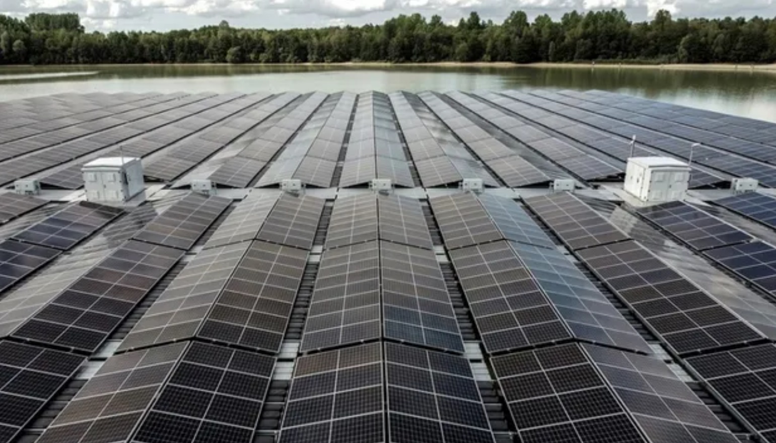 Чернобыль становится источником чистой энергии: в зоне отчуждения открыли первую солнечную электростанцию