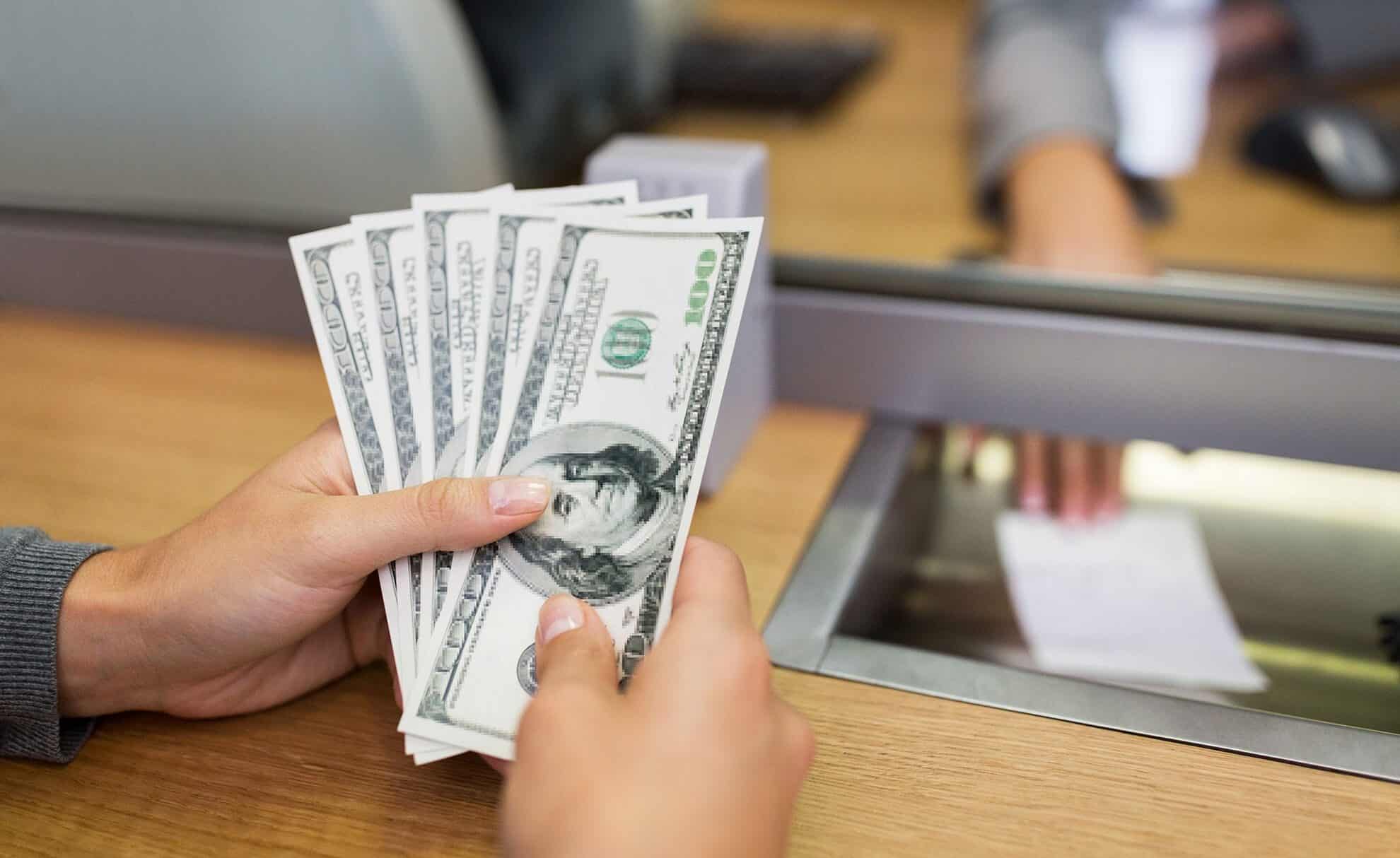 Нацбанк продовжує зміцнювати гривню: курс валют на 1 травня