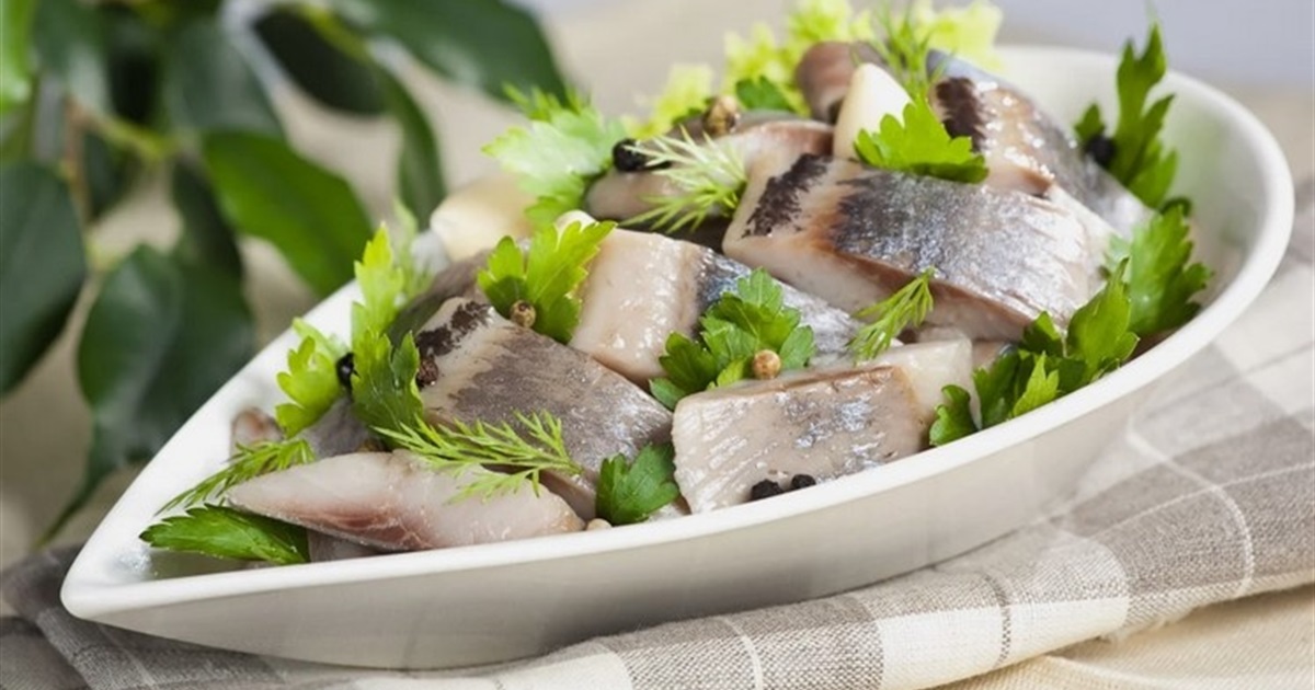 Как замариновать сельдь в кефире: простой рецепт