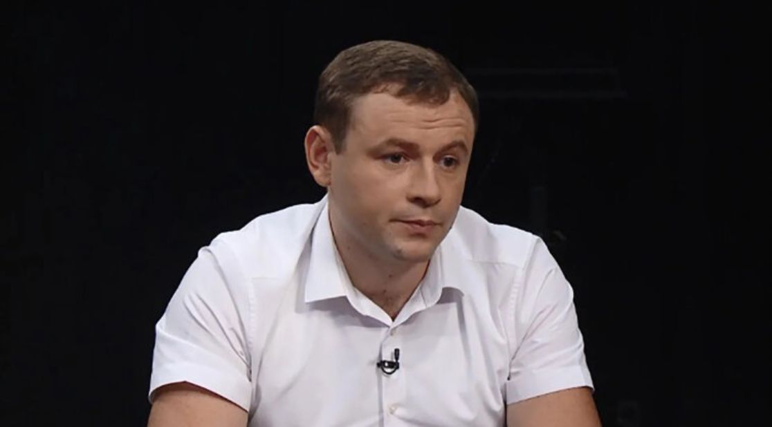 НАЗК та столичний суд ігнорують скандал навколо детектива НАБУ Романюка та його брата-хабарника