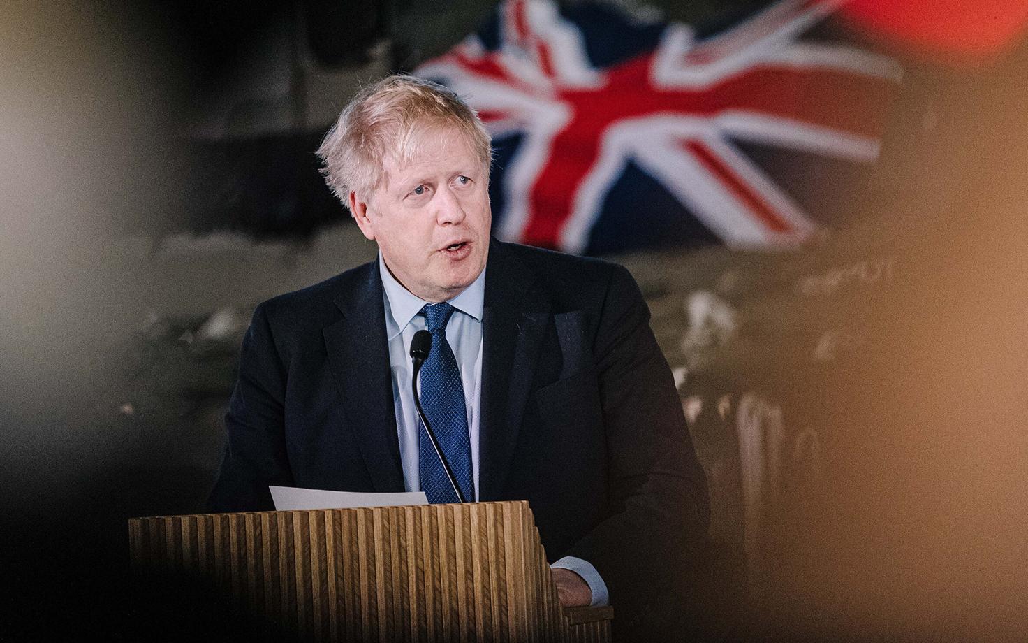 Бориса Джонсона укусил страус: жена бывшего премьера поделилась забавным видео